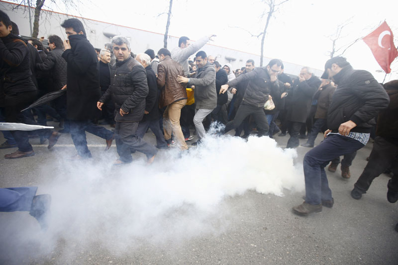 Riot police use tear gas to disperse protesting employees and supporters of Zaman newspaper at the courtyard of the newspaper's office in Istanbul, Turkey, on Saturday, March 5, 2016. Photo: Reuters
