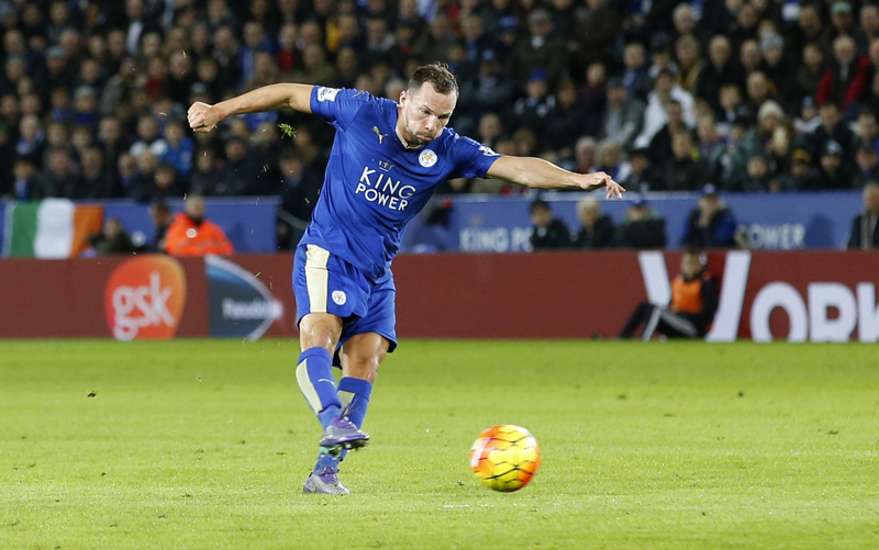 Danny Drinkwater scores the first goal for Leicester Cityn during English Barclays Premier League game at Kings Power Stadium on January 3, 2016. Photo: Reuters