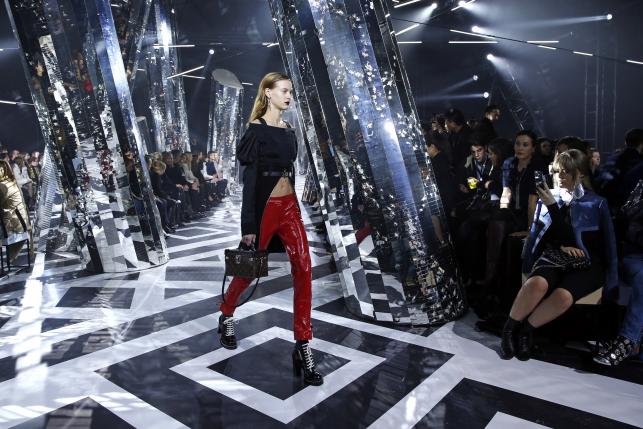 A model presents a creation by French designer Nicolas Ghesquiere as part of his Fall/Winter 2016/2017 women's ready-to-wear collection show for Louis Vuitton in Paris, France, March 9, 2016.  REUTERS/Benoit Tessier