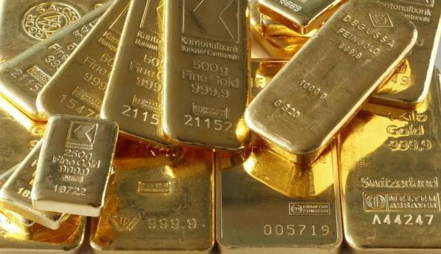 Gold bars from the vault of a bank are seen in this illustration picture taken in Zurich November 20, 2014.  REUTERS/Arnd Wiegmann