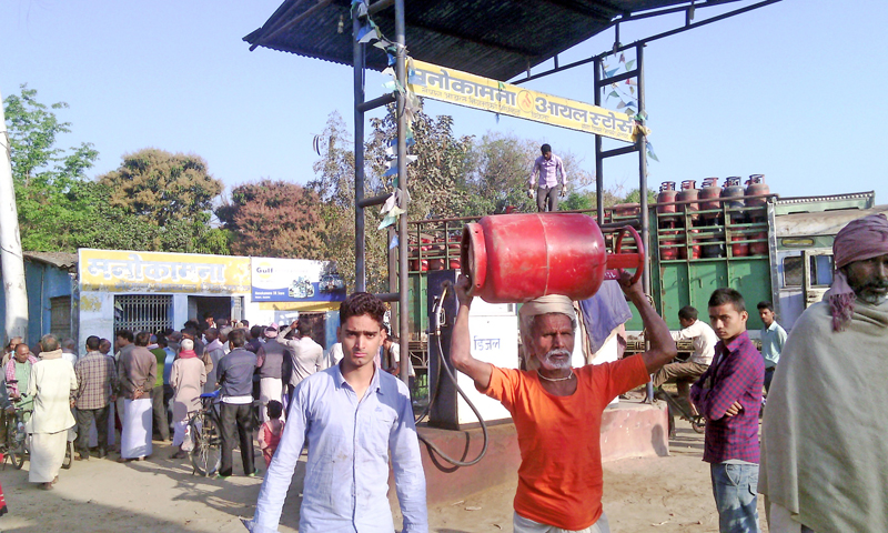 A man carrying a cooking gas cylinder that was sold by Manakamana Oil Stores, in Gangapipara VDC, Rautahat, on Tuesday, March 15, 2016. Photo: THT