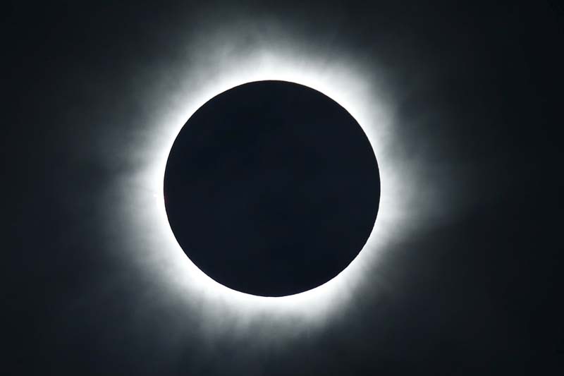 A solar eclipse is seen from the beach of Ternate island, Indonesia, on March 9, 2016. Photo: Reuters