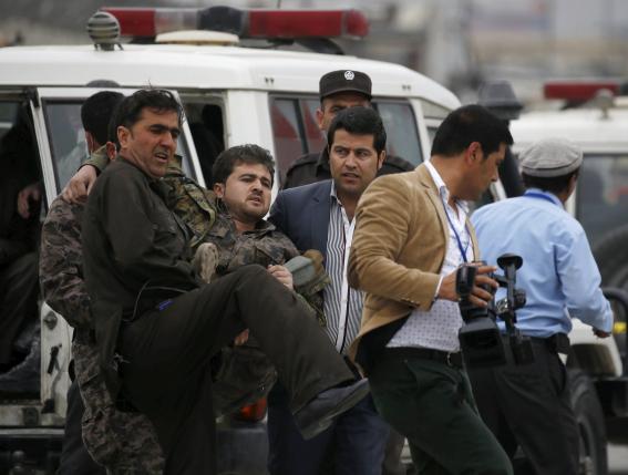 Afghan security forces carry an injured security personnel after a suicide car bomb attack in Kabul, Afghanistan April 19, 2016.  REUTERS/Omar Sobhani