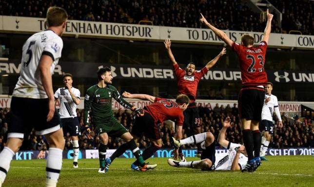 Football Soccer - Tottenham Hotspur v West Bromwich Albion - Barclays Premier League - White Hart Lane - 25/4/16nCraig Dawson (C) celebrates with Salomon Rondon and Gareth McAuley after scoring the first goal for West BromnReuters / Dylan MartineznLivepic