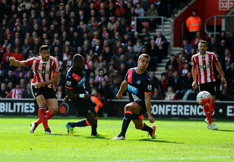Southampton's Graziano Pelle (left) scores his sides second goal of the game during the English Premier League soccer match between Southapton FC and Newcastle United at St Mary's stadium in Southampton, England, on Saturday April 9, 2016. Photo: Clive Gee /PA via AP