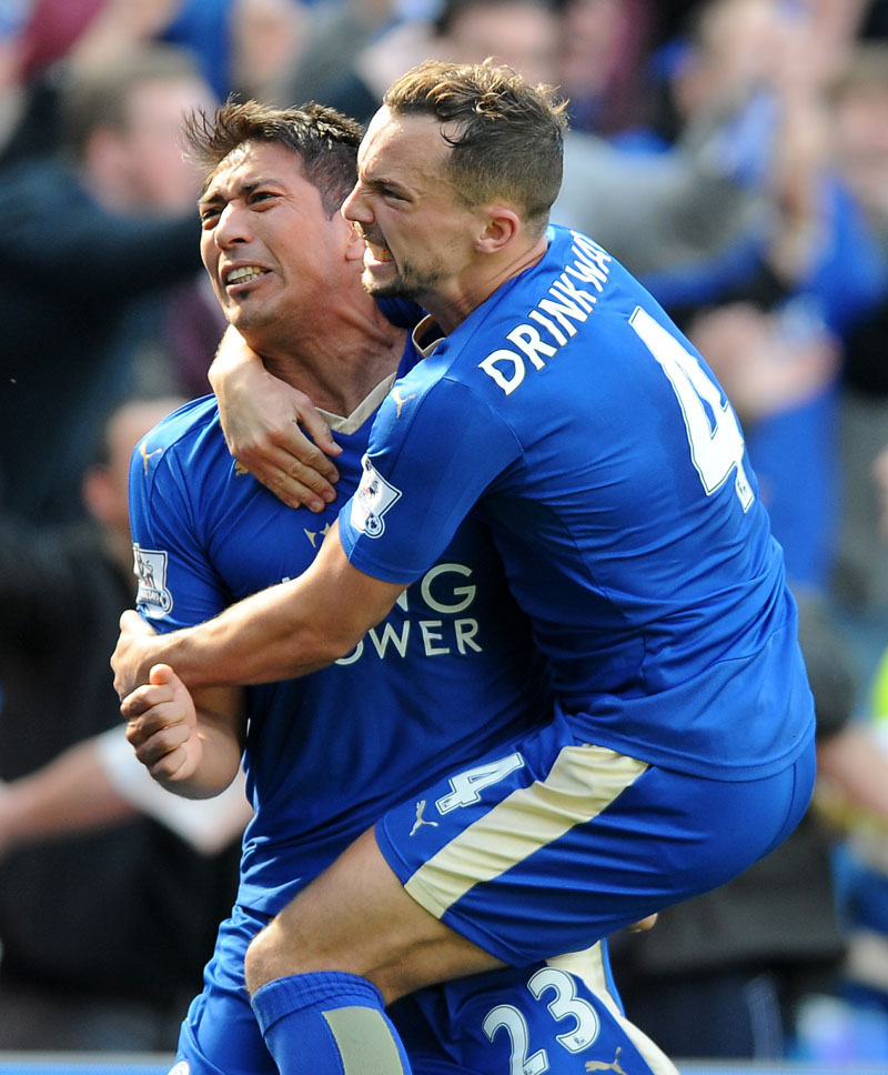 FILE - Leicester City's Leonardo Ulloa celebrates with teammates Leicester City's Danny Drinkwater after scoring a last minute penalty during the English Premier League football match between Leicester City and West Ham United at the King Power Stadium in Leicester, England, on Sunday, April 17, 2016. Photo: Rui Vieira/AP