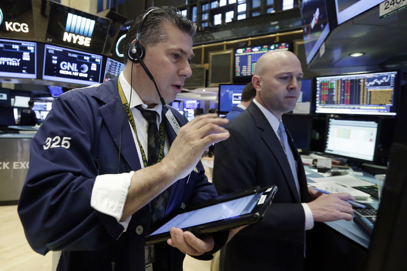 FILE - Trader William McInerney (left) and specialist Jay Woods work on the floor of the New York Stock Exchange, on March 30, 2016. Photo: AP
