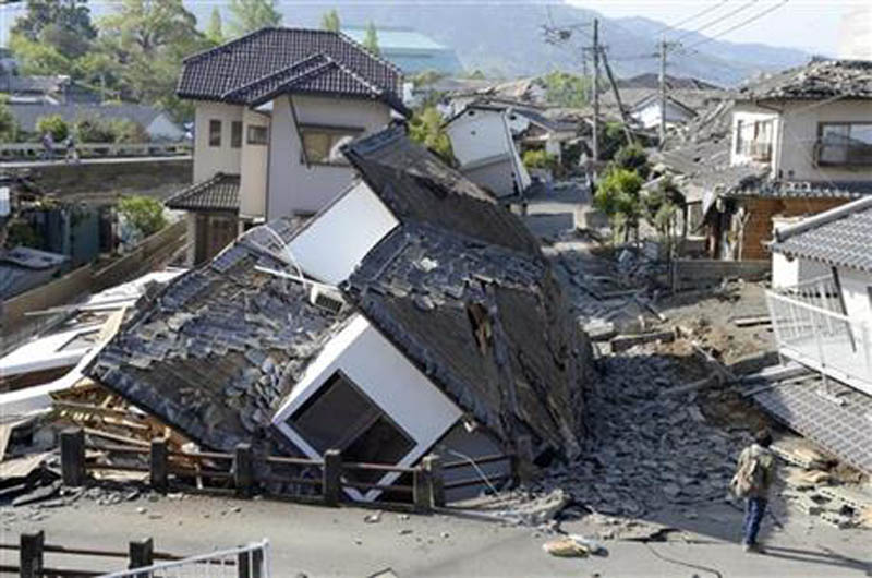 Houses are seen destroyed after an earthquake in Mashiki, Kumamoto prefecture, southern Japan Saturday, April 16, 2016. A powerful earthquake struck southern Japan early Saturday, barely 24 hours after a smaller quake hit the same region. Photo: AP