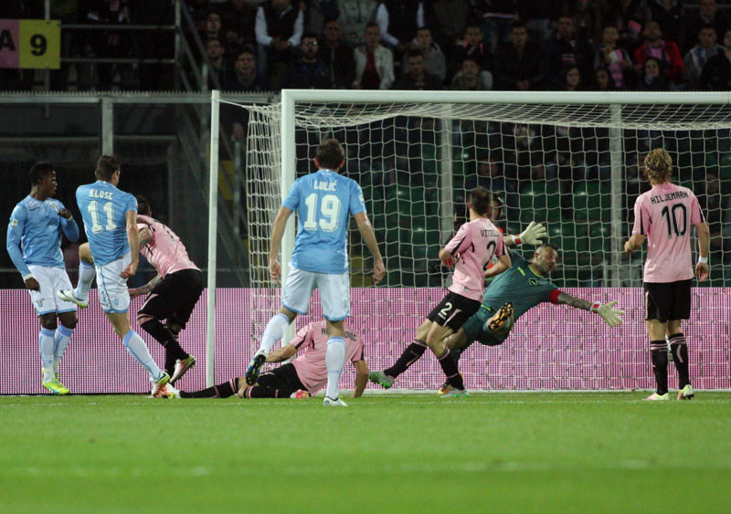 Lazio's forward  Miroslav Klose (second from left) scores a goal during the Italian Serie A soccer match between Palermo and Lazio at the Renzo Barbera Stadium in Palermo, Italy, on Sunday, April 10,2016. Photo: Franco Lannino/ANSA via AP Photo