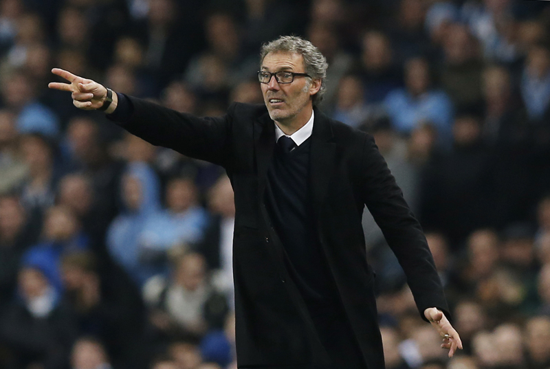 PSG coach Laurent Blanc gestures to his players during 2nd leg of Champions League against Manchester City at Etihad Stadium on Tuesday, April 12, 2016. Photo: Reuters