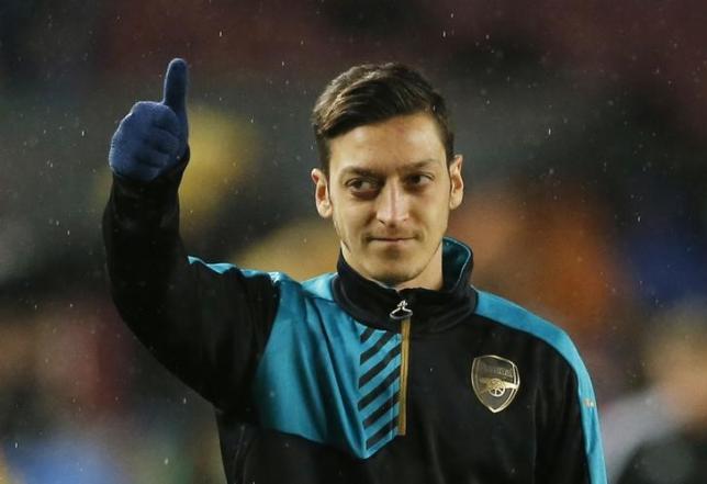 Football Soccer - FC Barcelona v Arsenal - UEFA Champions League Round of 16 Second Leg - The Nou Camp, Barcelona, Spain - 16/3/16nArsenal's Mesut Ozil warms up ahead of the matchnAction Images via Reuters / Carl RecinenLivepic
