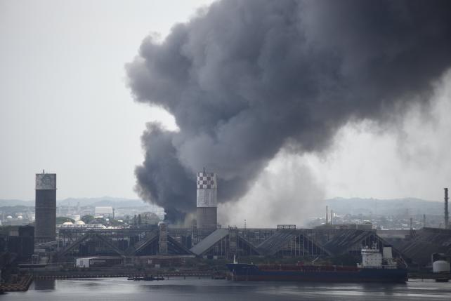 Smoke rises from the explosion site at Mexican national oil company Pemex's Pajaritos petrochemical complex in Coatzacoalcos, Veracruz state, Mexico, April 20, 2016. REUTERS/Angel Hernandez