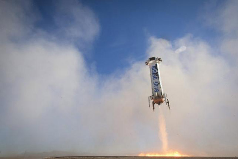 The New Shepard rocket booster lands in this handout photo provided by Blue Origin, in West Texas April 2, 2016. Photo: Reuters