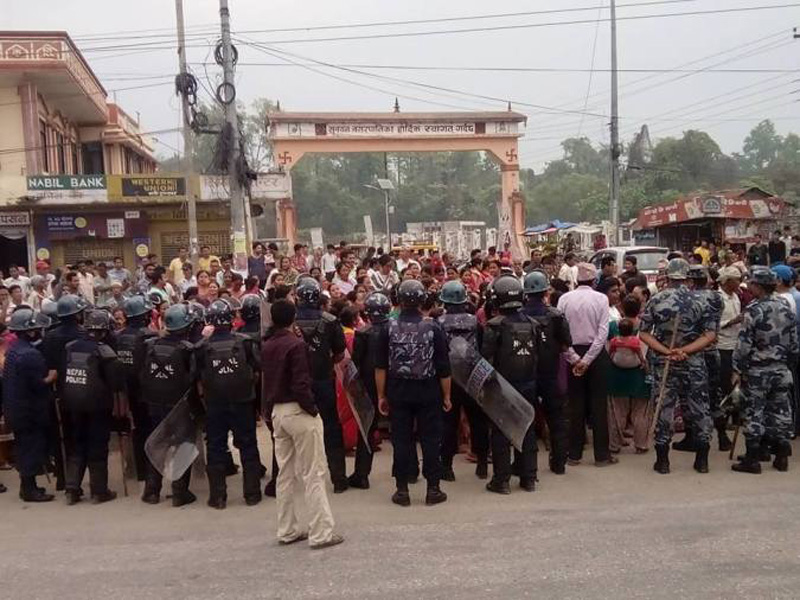 Security personnel trying to control irate locals protesting the decision to relocate the local haaatbazaar to Naduwa Tole from Sunal Chok, in Nawalparasi, on Sunday. Photo : THT