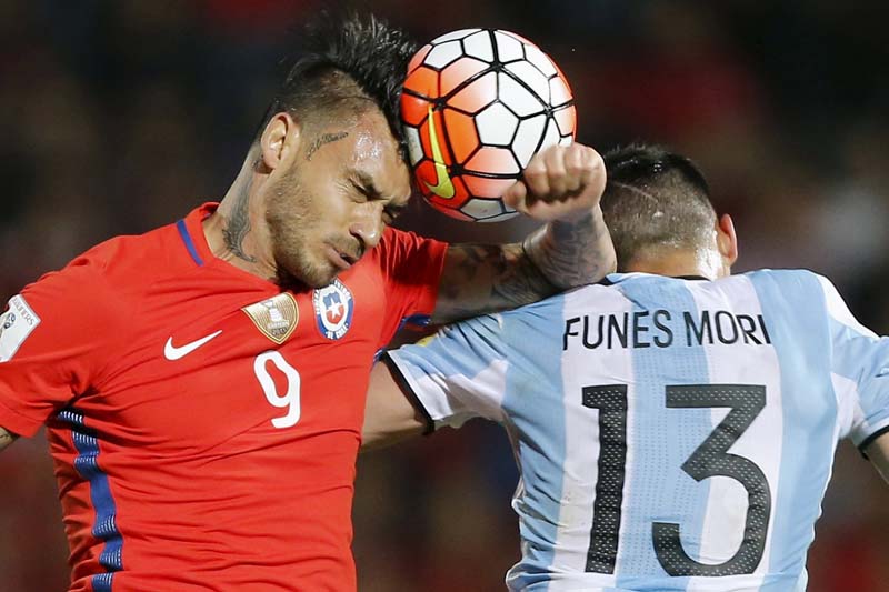 Ramiro Funes Mori (right) of Argentina and Mauricio Pinilla of Chile vying for the ball in their World Cup 2018 Qualifier match at Nacional Stadium, in Santiago, Chile on March 23, 2016. Photo: Reuters