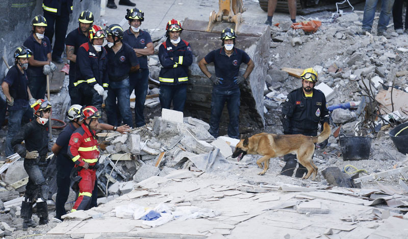 Firefighters and rescue workers search for survivors after a building collapsed in Los Cristianos, in the Canary Island of Tenerife, Spain, on Saturday, April 15, 2016. Photo: Santiago Ferrero/THT