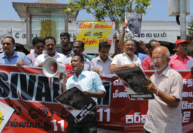 Sri Lankan journalists shout slogans holding a portrait of killed journalist Dharmeratnam Sivaram during a protest in Colombo, Sri Lanka, Friday, April 29, 2016. Photo: Eranga Jayawardena/AP