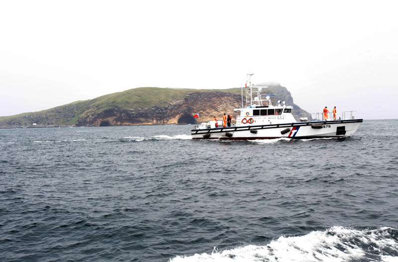Taiwan Coast Guard's vessel patrols during Taiwanese President Ma Ying-jeou's visit to Pengjia Islet in the East China Sea, north of Taiwan, on Saturday, April 9, 2016. Photo: Chiang Ying-ying/AP