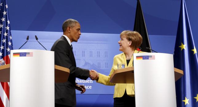 U.S. President Barack Obama and German Chancellor Angela Merkel shake hands after their news conference after their meeting at Schloss Herrenhausen in Hanover, Germany April 24, 2016. REUTERS/Kevin Lamarque