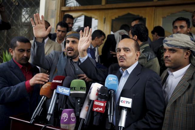 Yahya Doad (2nd R), a member of the General Committee of the General People's Congress Party, and Mohammed Abdul-Salam (2nd L), head of the Houthi delegation to scheduled peace talks in Kuwait, gesture after they finish a news conference at Sanaa Airport, Yemen, April 20, 2016. REUTERS/Mohamed al-Sayaghi