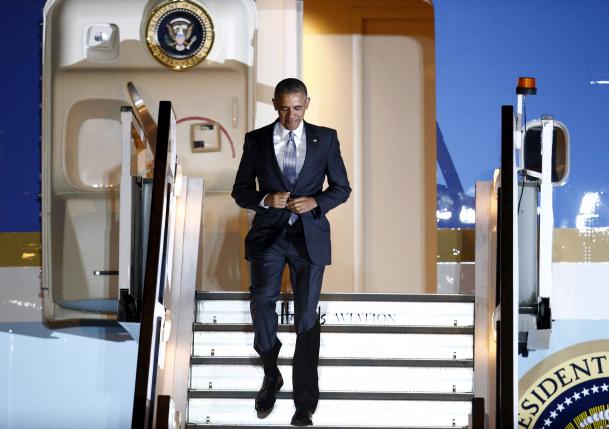 U.S. President Barack Obama walks down the steps of Air Force One as he arrives at Stansted Airport near London, Britain, April 21, 2016. REUTERS/Peter Nicholls