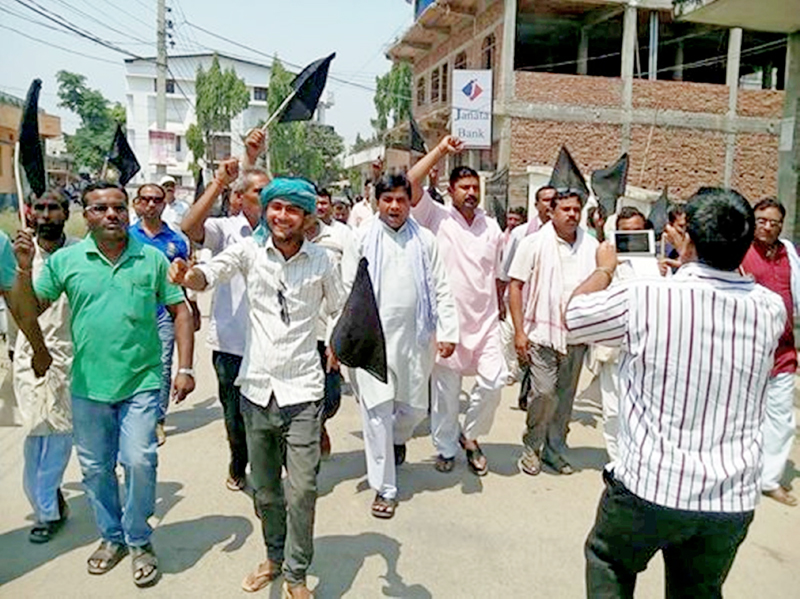Cadres of United Democratic Madhesi Front taking out a rally carrying black flags, in Gaur, Rautahat, on Friday, April 29, 2016. Photo: THT