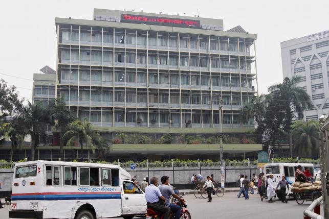 Commuters pass by the front of the Bangladesh central bank building in Dhaka March 8, 2016. REUTERS/Ashikur Rahman/Files
