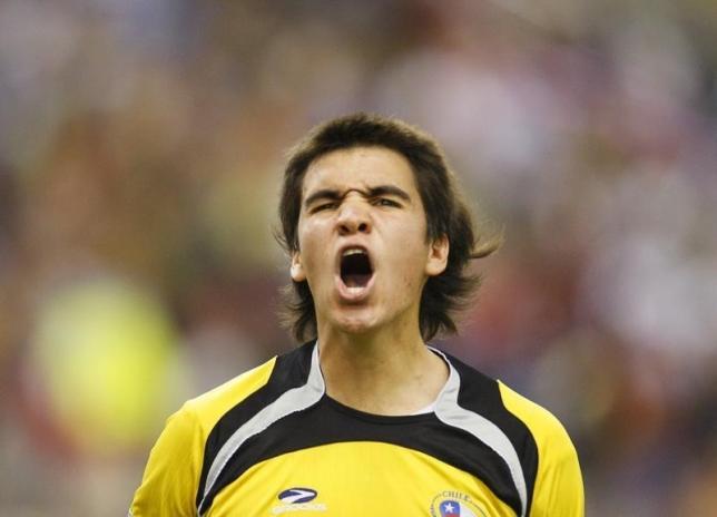 Chile goalkeeper Christopher Toselli celebrates his team's win over Nigeria during their quarterfinal match at the FIFA U-20 World Cup soccer tournament in Montreal, Quebec July 15, 2007.  REUTERS/Shaun Best/Files