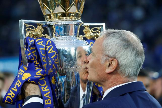 Britain Soccer Football - Leicester City v Everton - Barclays Premier League - King Power Stadium - 7/5/16nLeicester City manager Claudio Ranieri with the trophy as he celebrates winning the Barclays Premier League.nPhoto: Reuters/File