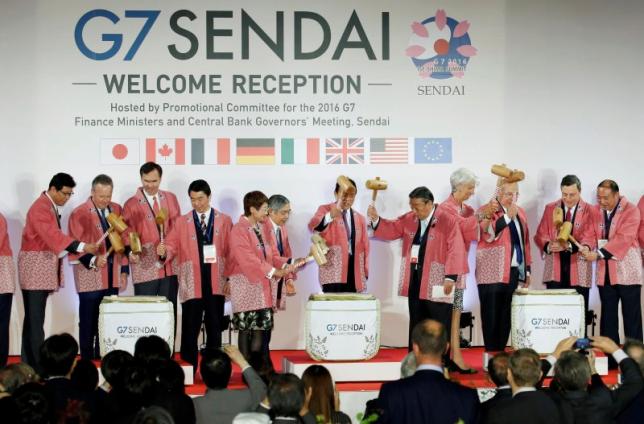 Participants of the G7 finance ministers and central bankers meeting break open a ceremonial sake barrel during a welcome reception ahead of the kickoff of the meeting  in Sendai, Miyagi prefecture, Japan, in this photo taken by Kyodo May 19, 2016.  Mandatory credit Kyodo/via REUTERS