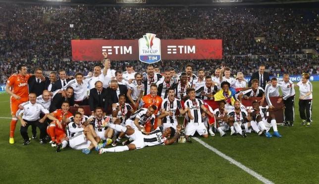 Juventus v Milan - Italian Cup Final - Olympic stadium, Rome, Italy - 21/05/16  Juventus' players pose with the cup at the end of the match against AC Milan.     REUTERS/Tony Gentile