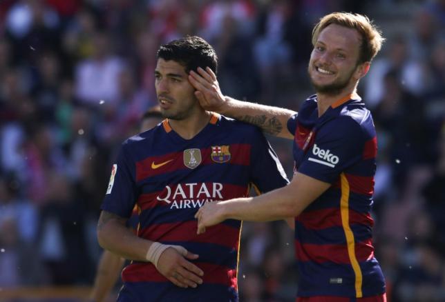 Football Soccer - Granada v Barcelona - Spanish Liga BBVA - Los Carmenes stadium, Granada, Spain - 14/05/16 Barcelona's Luis Suarez (L) and Ivan Rakitic during match.  REUTERS/Pepe Marin