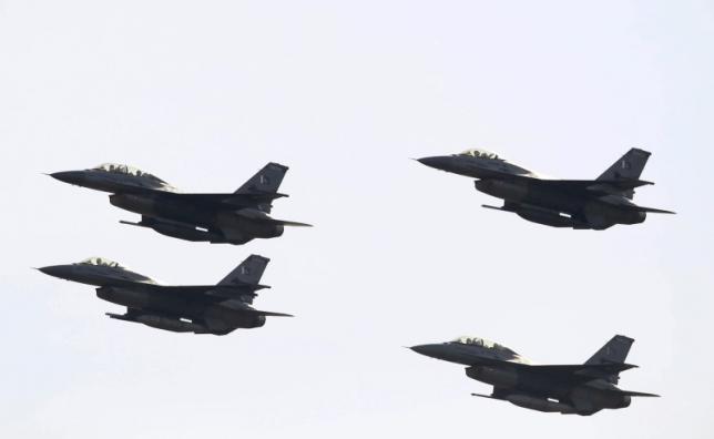 Pakistani F-16 fighter jets fly past during the Pakistan Day military parade in Islamabad, Pakistan, March 23, 2016. REUTERS/Faisal Mahmood