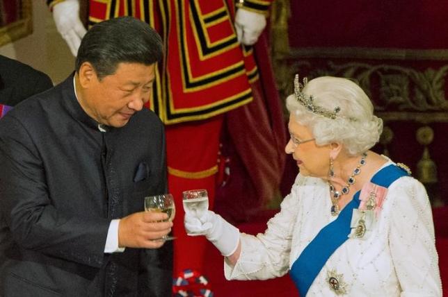 Chinese President Xi Jinping with Queen Elizabeth II at a state banquet at Buckingham Palace, London, during the first day of his state visit to Britain. October 20, 2015. REUTERS/Dominic Lipinski/Pool/Files