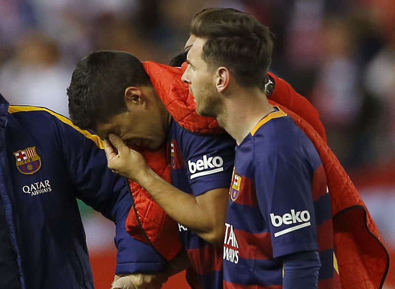 Barcelona's Luis Suarez, next to Lionel Messi, reacts as he leaves the pitch during the final of the Copa del Rey football match between FC Barcelona and Sevilla FC at the Vicente Calderon stadium in Madrid, on Sunday, May 22, 2016. Photo: Francisco Seco/AP