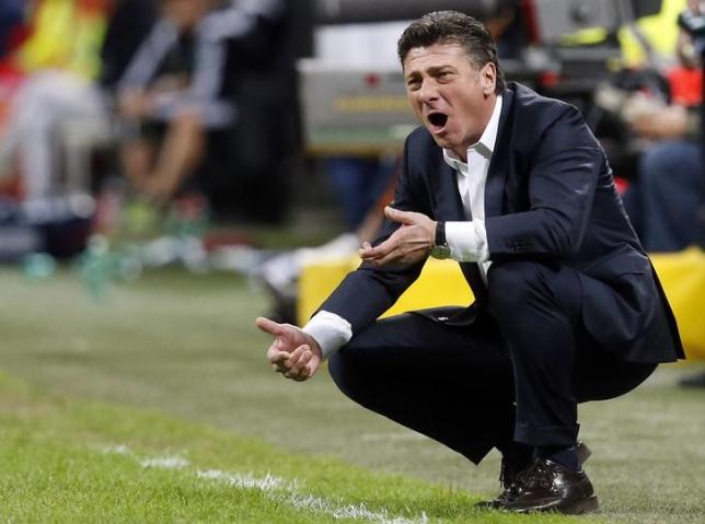 Inter Milan's coach Walter Mazzarri gestures during their Europa League Group F soccer match against St Etienne at the San Siro  stadium in Milan October 23, 2014. REUTERS/Alessandro Garofalo/Files