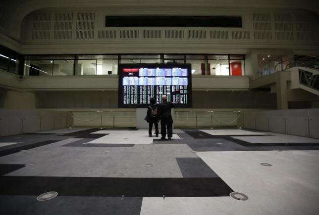 Visitors looks at an electronic board showing the Japan's Nikkei average at the Tokyo Stock Exchange (TSE) in Tokyo, Japan, February 9, 2016. REUTERS/Issei Kato