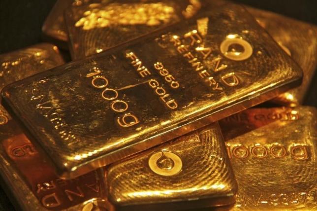 Gold bars are displayed at a gold jewellery shop in Chandigarh May 8, 2012. REUTERS/Ajay Verma