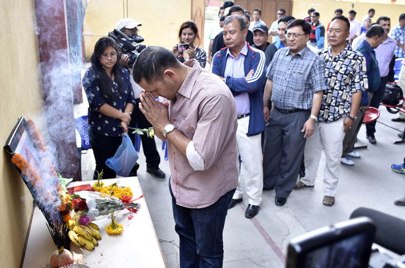 President of NNIPA Deepak Bista pays tribute to Suman Bhomjan, who was killed in last yearu0092s earthquake, during a condolence meet norganised by NSJF in Kathmandu on Sunday. May 01, 2016. Photo: THT