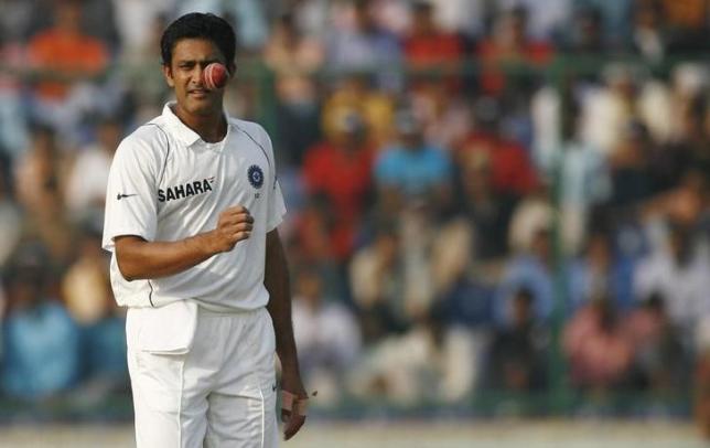 India's captain Anil Kumble prepares to bowl on the fifth and final day of their third test cricket match against Australia in New Delhi November 2, 2008.  REUTERS/Adnan Abidi/Files