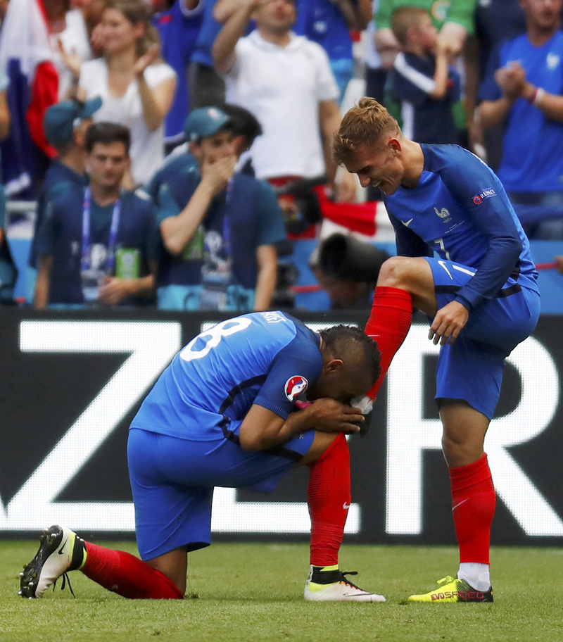 France's Antoine Griezmann celebrates with Dimitri Payet after scoring their second goal against Republic of Ireland during Euro 2016 Round of 16 soccer match at Stade de Lyon on June 26, 2016. Photo: Reuters