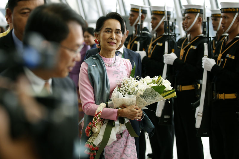 Myanmar Foreign Minister and State Counselor Aung San Suu Kyi (C) arrives at Suvarnabhumi airport in Bangkok, Thailand 23 June 2016. Photo: Reuters/File