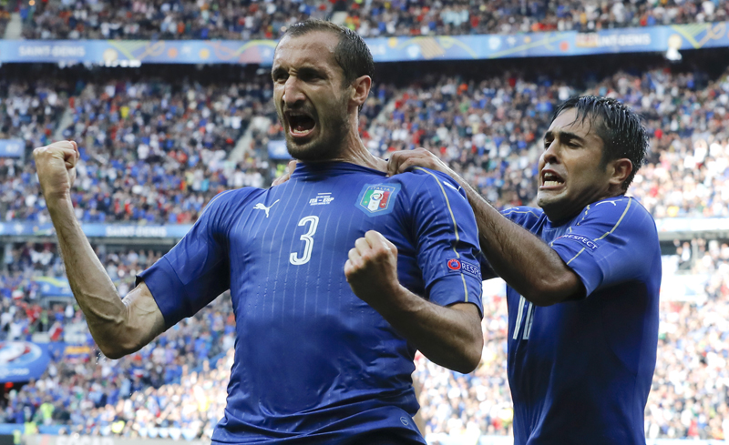 Italy's Giorgio Chiellini, left, celebrates with Eder after scoring his side's first goal during the Euro 2016 round of 16 soccer match between Italy and Spain, at the Stade de France, in Saint-Denis, north of Paris, Monday, June 27, 2016. Photo: AP