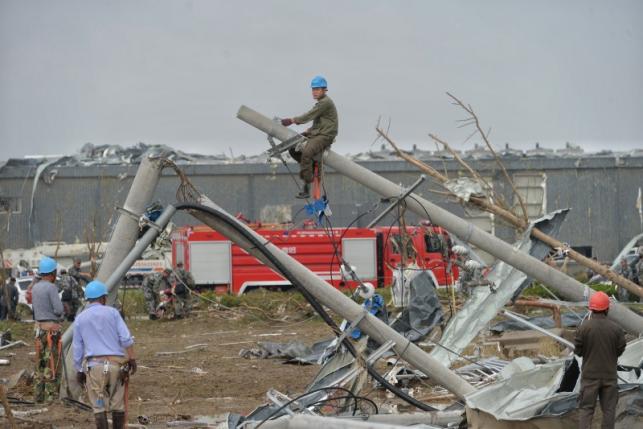 Rescue workers are seen at the site of an economic development area after a tornado hit Funing on Thursday, in Yancheng, Jiangsu province, June 24, 2016. REUTERS/Stringer