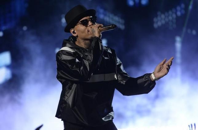 Chris Brown performs during the 2015 BET Awards in Los Angeles, California, June 28, 2015.  REUTERS/Kevork Djansezian