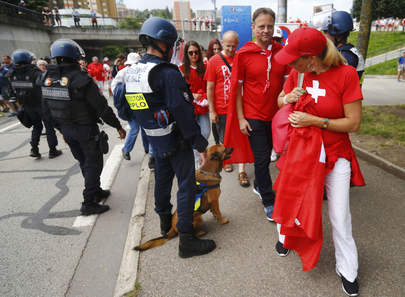 Switzerland fans pass through security as they arrive for Euro 2016 soccer Round of 16 match against Poland in Saint Etienne, France, on Saturday, June 25, 2016. Photo: Reuters