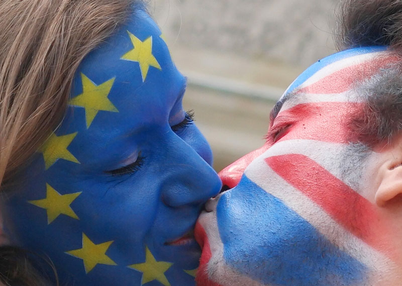 Young people  kiss each other at Brandenburg Gate in Berlin, Germany, on Sunday June 19, 2016 to support the ' Remain'  voters in Britain's referendum.  The campaign in the referendum over Britain's future in the European Union is about to resume full throttle after being on hold due to the killing of a popular lawmaker.  British voters head to the polls on Thursday to decide if the country should stay in the European Union or leave it.  Photo: Joerg Carstensen/dpa via AP