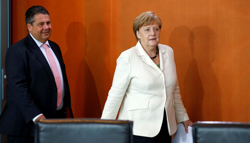 German Economy Minister Sigmar Gabriel (left) and Chancellor Angela Merkel arrive to attend a cabinet meeting at the Chancellery in Berlin, Germany, on June 28, 2016. Photo: Reuters