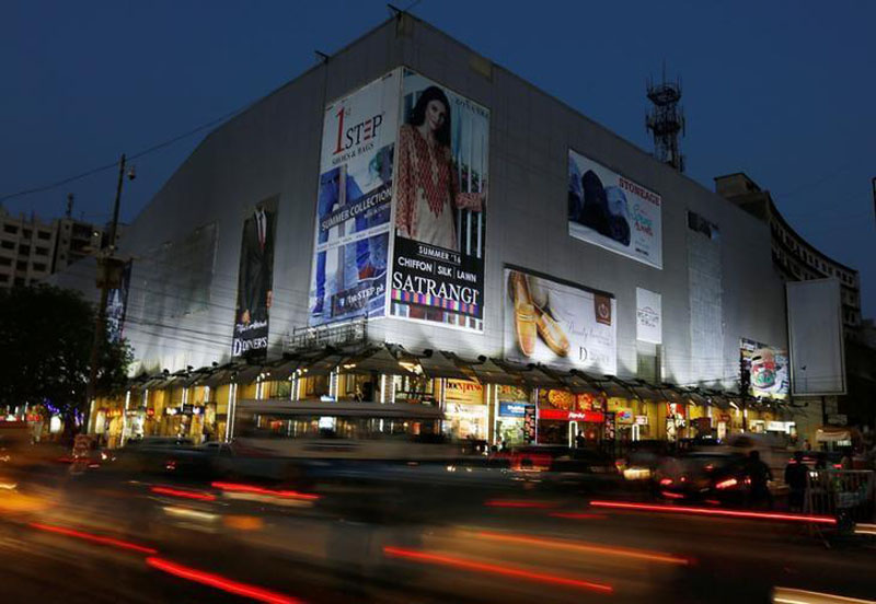 Cars move past Atrium Mall and Cinemas in Karachi, Pakistan, May 17, 2016. Photo: Reuters