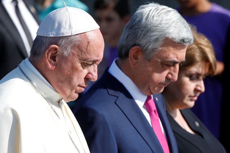 Pope Francis, Armenia's President Serzh Sargsyan and his wife Rita attend a commemoration ceremony for Armenians killed by Ottoman Turks at the Tsitsernakaberd Memorial Complex in Yerevan, Armenia, June 25, 2016. Photo: REUTERS/File